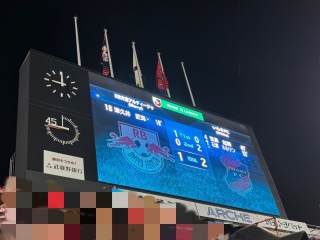 {큚
